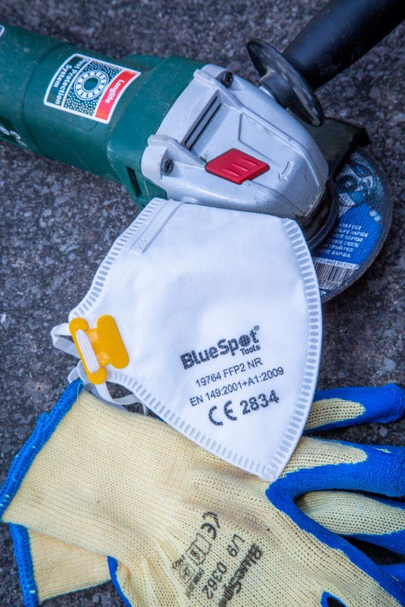 BLUE SPOT TOOLS 20 PCE FFP2 FOLD FLAT DUST MASK WITH VALVE - Premium Decorating from BLUE SPOT - Just £24.99! Shop now at Bargain LAB